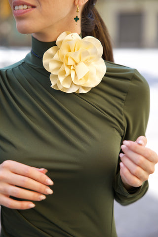 COLLAR CREAM FLOWER