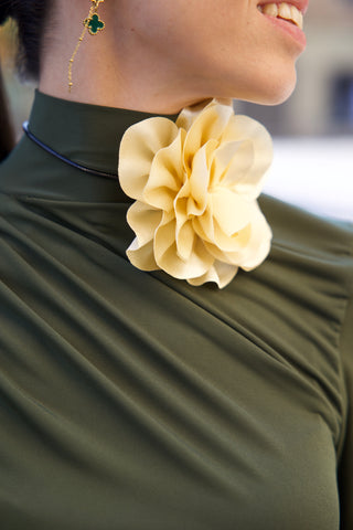 COLLAR CREAM FLOWER