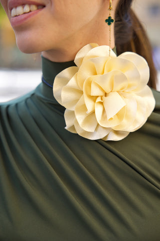 COLLAR CREAM FLOWER